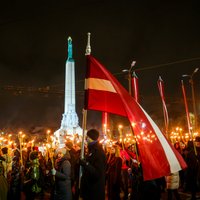 Reportāža: Latvijas Republikas proklamēšanas dienā tūkstoši dodas vērienīgajā lāpu gājienā