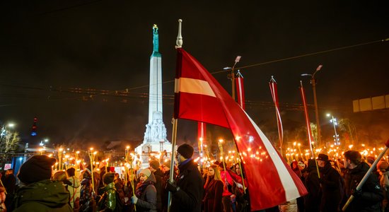 Reportāža: Latvijas Republikas proklamēšanas dienā tūkstoši dodas vērienīgajā lāpu gājienā