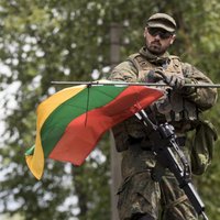 Lietuvā koronavīrusa dēļ kontrolē lidostas un uz robežām izvietos karavīrus