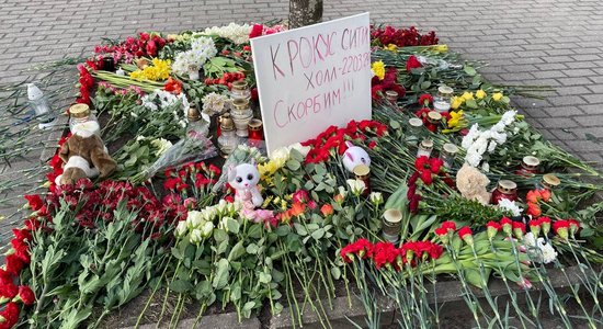 К посольству РФ в Риге несут цветы в память о погибших в "Крокус Сити Холл". ЕС и США осудили теракт и выражают соболезнования