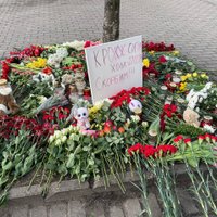 К посольству РФ в Риге несут цветы в память о погибших в "Крокус Сити Холл". ЕС и США осудили теракт и выражают соболезнования