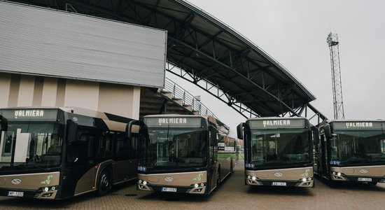 Foto: 2,9 miljonus vērtie hibrīdautobusi Valmierā sāks kursēt oktobra beigās