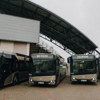 Foto: 2,9 miljonus vērtie hibrīdautobusi Valmierā sāks kursēt oktobra beigās