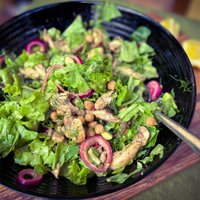 Siltie salāti ar vistu, grauzdētiem turku zirņiem un citiem labumiem