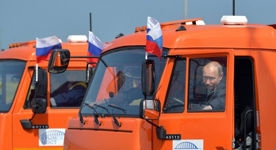 Video: Putins ar 'Kamaz' atklāj tiltu starp Krieviju un okupēto Krimas pussalu