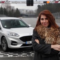 Video: Sanda Dejus iepazīst jauno 'Ford Kuga' apvidnieku
