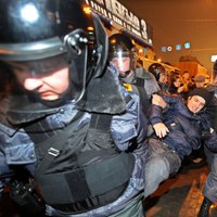 Выборы в Госдуму: в Москве и Петербурге задерживают недовольных