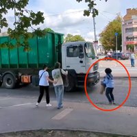 Video: Bīstamā krustojumā Teikā gājēja gandrīz pakļūst zem kravas auto