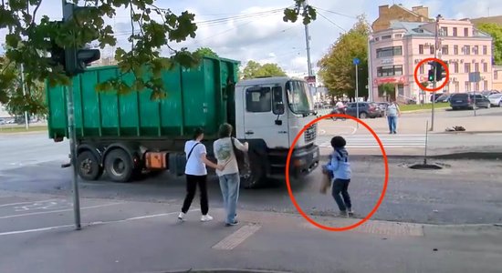 Video: Bīstamā krustojumā Teikā gājēja gandrīz pakļūst zem kravas auto