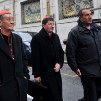 Uz konklāvu Vatikānā ieradies pēdējais kardināls