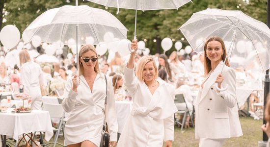 Foto: Dzīves baudītāji uzbur Balto pikniku Grīziņkalnā