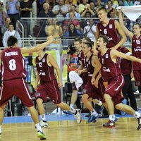 Latvijas U-18 basketbolisti uzvar Lietuvu un iekļūst EČ pusfinālā
