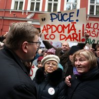 'Nākamreiz šeit atvedīšu zirgu sūdus' – aizvadīts protests pret novadu reformu