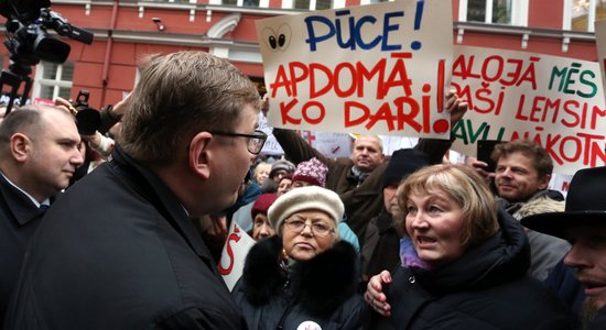 'Nākamreiz šeit atvedīšu zirgu sūdus' – aizvadīts protests pret novadu reformu