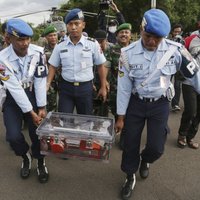 Ūdenslīdēji izcēluši no jūras avarējušās 'AirAsia' lidmašīnas melno kasti