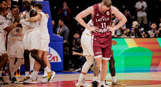 Foto: Latvijas izlase ar asarām acīs atvadās no cīņas par Pasaules kausa medaļām