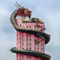 ФОТО. 50-метровый розовый храм с драконом. Что за монахи в нем живут?