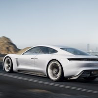 'Porsche' parāda savu versiju par 'Tesla' elektromobili