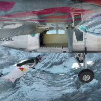 ВИДЕО: Экстремалы в вингсьютах влетели в самолет в стиле Джеймса Бонда