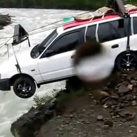 Video: Kā dabūt auto pāri straujai Sibīrijas upei