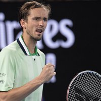 'Australian Open': Medvedevs zaudē pirmos divus setus, bet apbrīnojami iekļūst pusfinālā