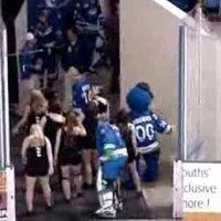 Video: Hokeja vārtsargs pilnā ekipējumā uzdanco ar karsējmeitenēm