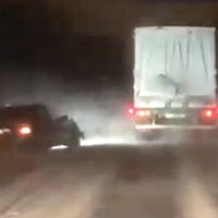Video: Divi BMW driftējot apzināti bloķē kravas auto uz Ķekavas autoceļa