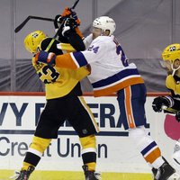 Bļugers un 'Penguins' izlīdzina rezultātu sērijā pret 'Islanders'