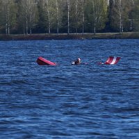 ФОТО: Лодка с латвийскими болельщиками перевернулась на озере в Тампере