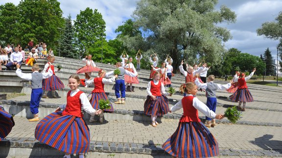 Neziņai par Skolēnu dziesmu svētku biļešu tirdzniecību pielikts punkts