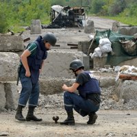 Uz kaujinieku izliktām mīnām uzsprāgst ukraiņu bruņutehnika