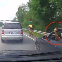 ВИДЕО: агрессивный водитель на Елгавском шоссе стал "звездой" соцсетей и получит штраф
