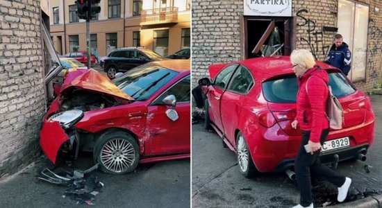 Foto: Pēc sadursmes krustojumā Rīgā auto taranē pārtikas veikala durvis