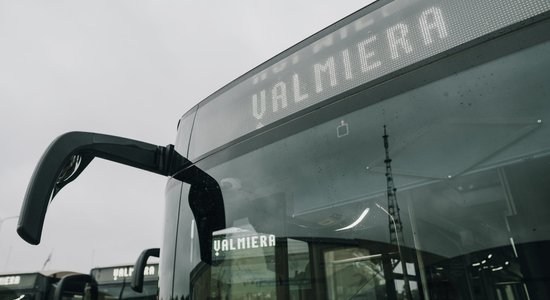 Vismazāk transportlīdzekļu uz vienu iedzīvotāju – Valmierā, visvairāk – Latgales pilsētās un galvaspilsētā