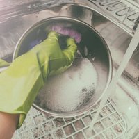 Mazgājot traukus un likvidējot nevajadzīgo: ko nedrīkst aizskalot izlietnē