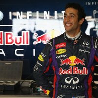 Slapjā Silverstonas trasē ātrākie 'Red Bull' piloti