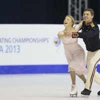 Krievu daiļslidotāji Bobrova/Solovjovs vadībā pēc Eiropas čempionāta deju sacensību īsās programmas