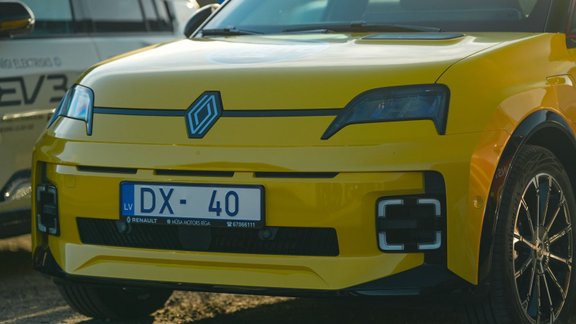 Elektroauto uzlādes tīkls Latvijā: vai aktuāls vēl ir mīts par privātmāju priekšrocību
