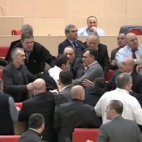 Video: Gruzijas parlamentā Otros Ziemassvētkus 'atzīmē' ar kautiņu