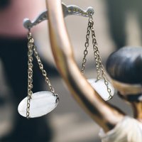 Prokuratūra 'pieķer' ZAP maksātnespējīgu advokātu sargāšanā; aizdomas par Selgu un Lešinski
