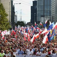 Foto: Varšavā pret konservatīvo valdību protestē simtiem tūkstoši cilvēku