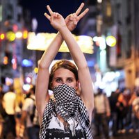 Saistībā ar protestiem Turcijas pretterorisma policija arestē 20 personas
