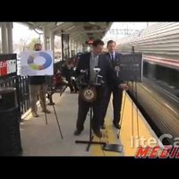 Video: Pret dzelzceļa uzņēmumu vērstā preses konferencē ASV senatoru gandrīz notriec vilciens