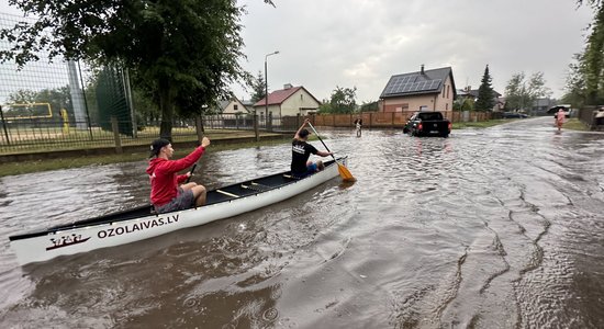 Video: Vīri laivo pa applūdušu ielu Jelgavā