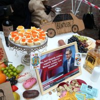 Бутерброды с икрой и портрет Бондарса: протестующие накрыли стол возле здания Сейма