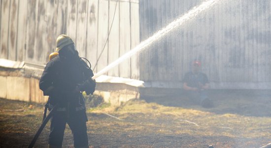 50 cilvēki evakuējas no degoša autobusa Rīgā; degusi 'Dobeles dzirnavnieka' ražotne