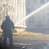 Ugunsdzēsēji likvidējuši ugunsgrēku 'Rīgas laku un krāsu rūpnīcā'