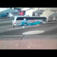 Жуткое видео аварии в Баку: автобус сбивает трех спортсменок