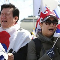 Foto: Tiesa atceļ Dienvidkorejas prezidenti no amata; sākas protesti