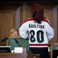 Solvita Āboltiņa Saeimā gozējas hokeja kreklā